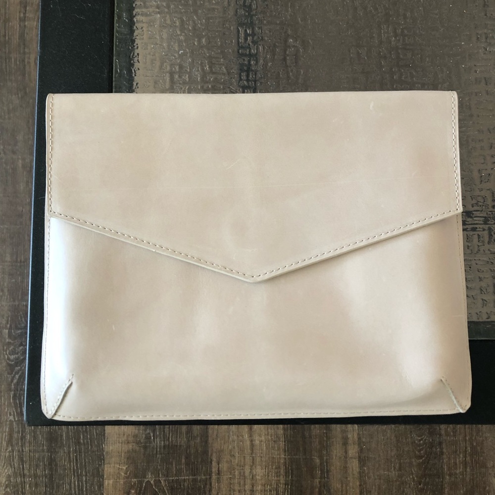 NWOT ABLE Envelope Clutch in “Beach” 🤍